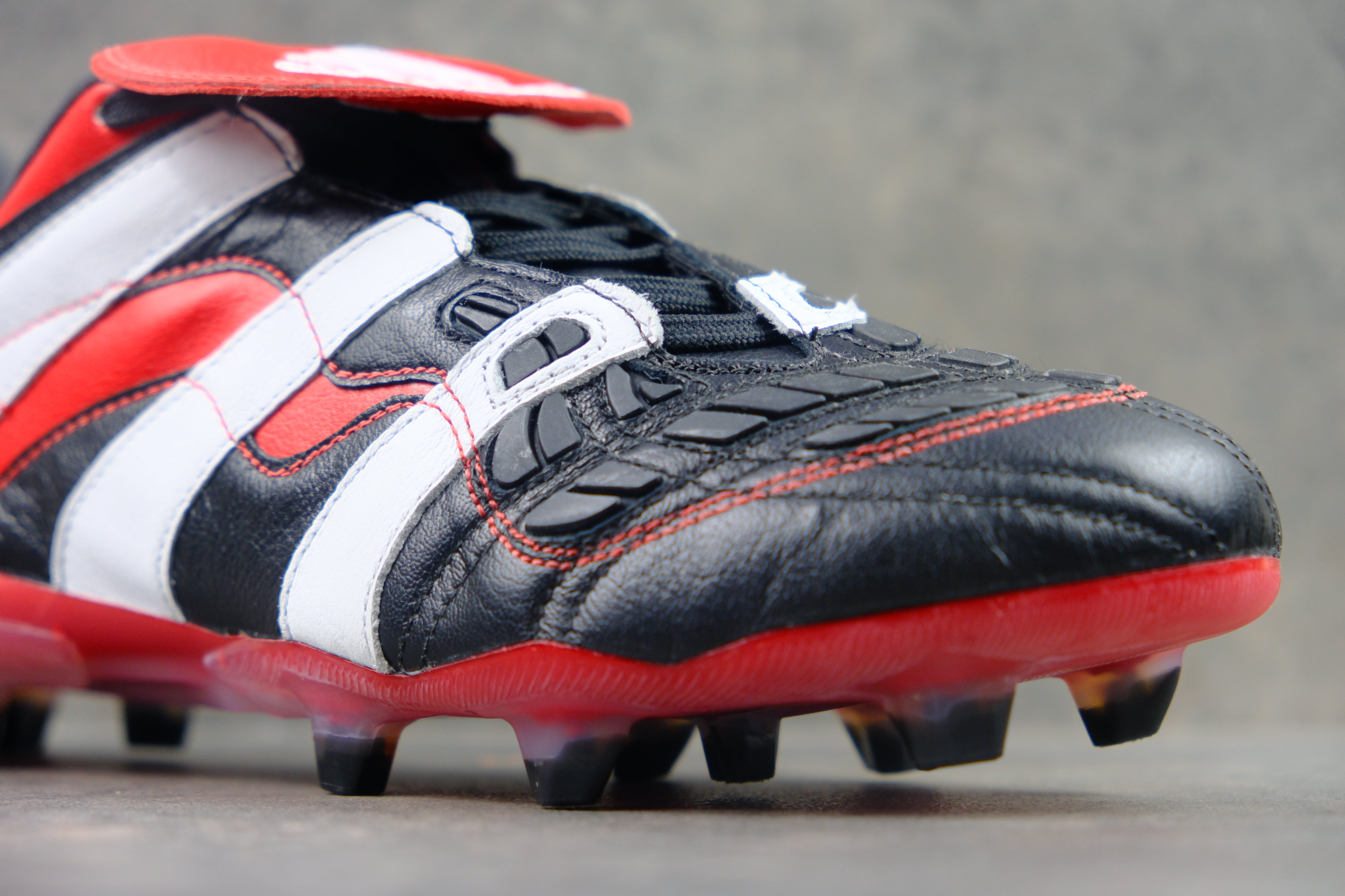 adidas PREDATOR ACCELERATOR FG 限定コレクション adidas アクセレレイター 限定コレクション プレデター 金白赤